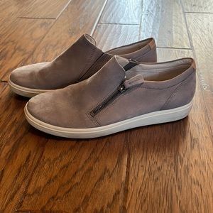 Women’s soft 7 Ecco slip on, side zip size 9, grey suede.